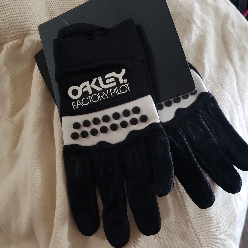 Oakley Factory Pilot Black and White Gloves